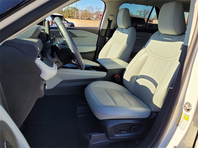 Certified 2025 Ford Explorer Platinum w/ LUX Leather Package image 9