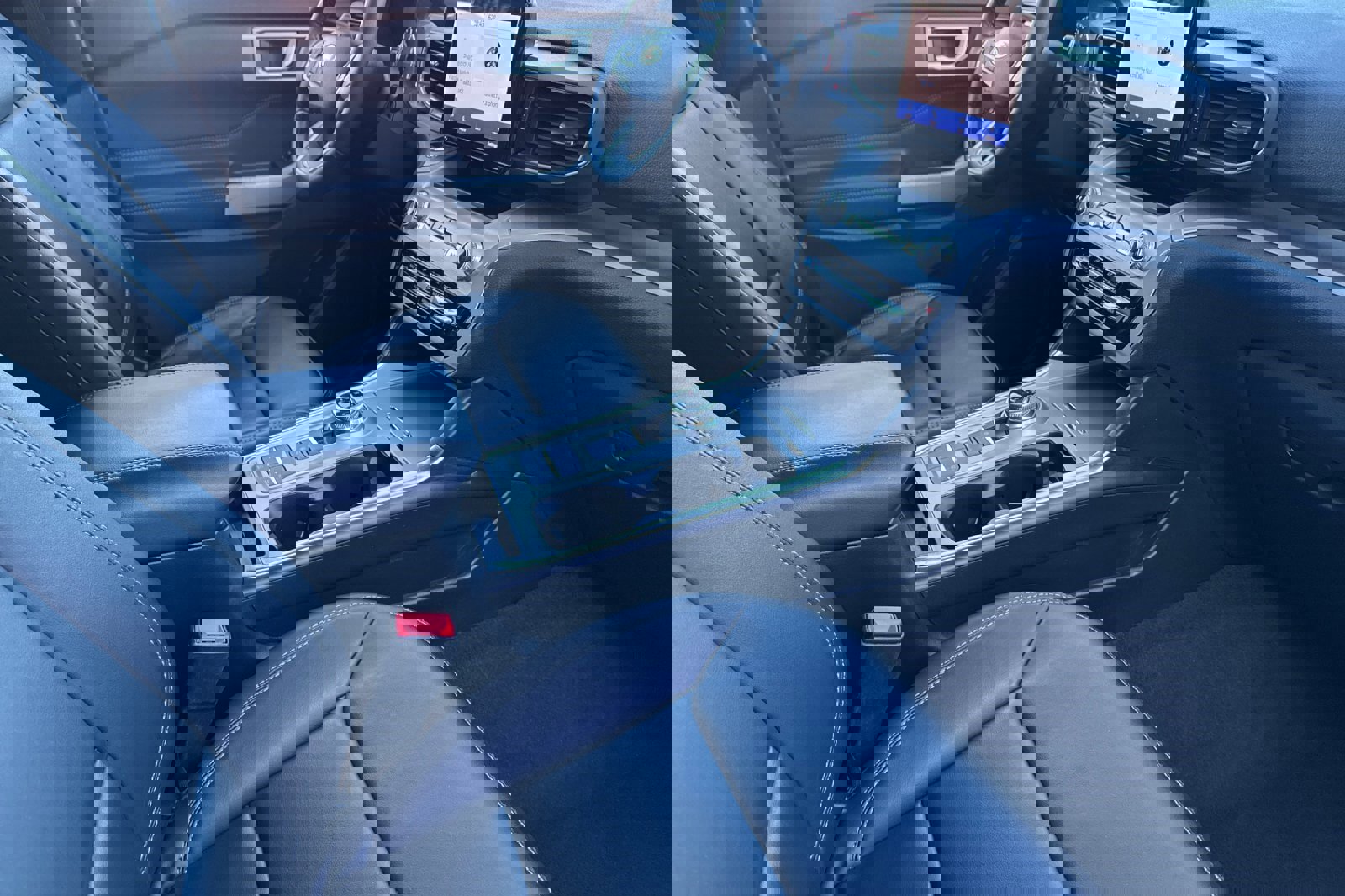 Certified 2022 Ford Explorer XLT w/ Equipment Group 202A image 17