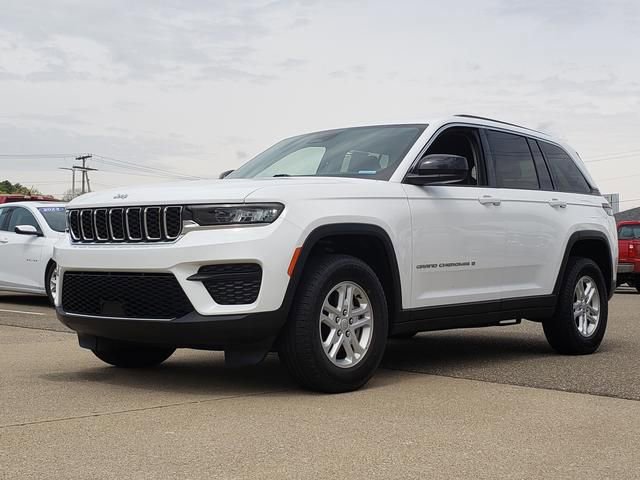 Used 2023 Jeep Grand Cherokee Laredo w/ Luxury Tech Group I AWD/4WD image 9