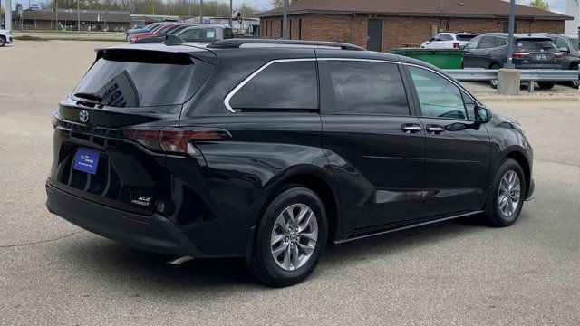 Used 2024 Toyota Sienna XLE w/ XLE Plus Package FWD image 9