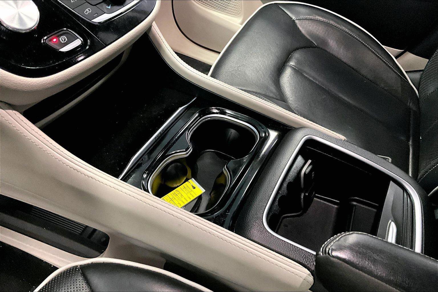 Used 2023 Chrysler Pacifica Limited image 16