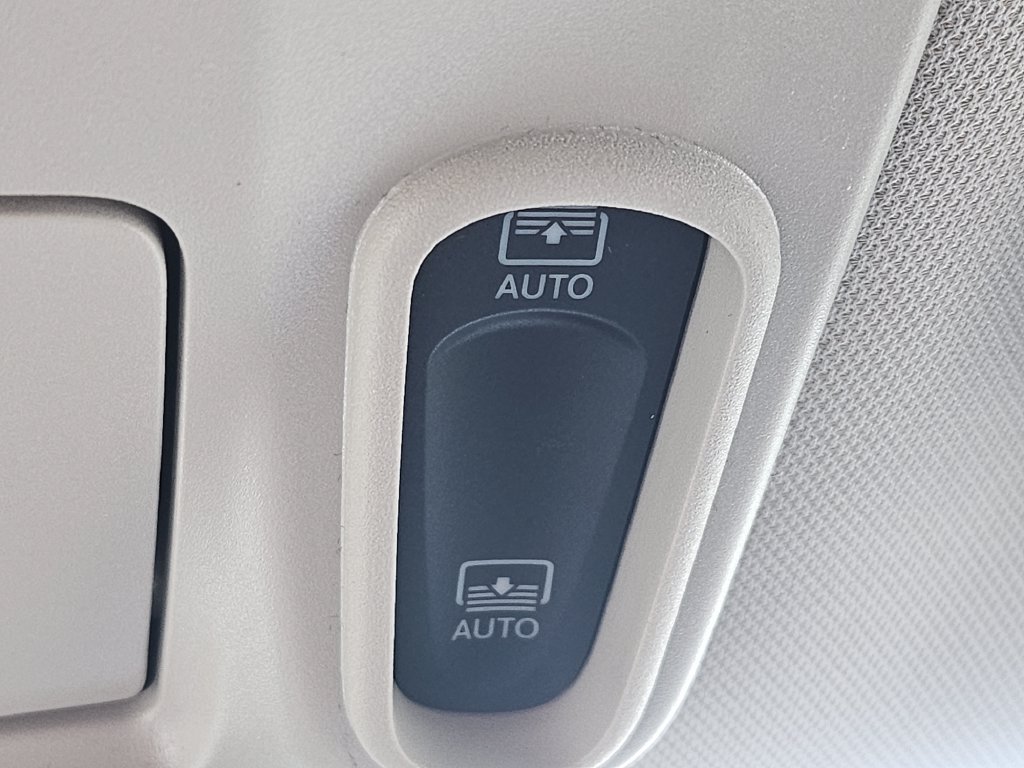 Used 2023 Chrysler Pacifica Limited FWD image 14