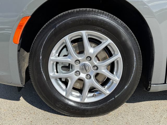 Used 2025 Chrysler Pacifica Select FWD image 13