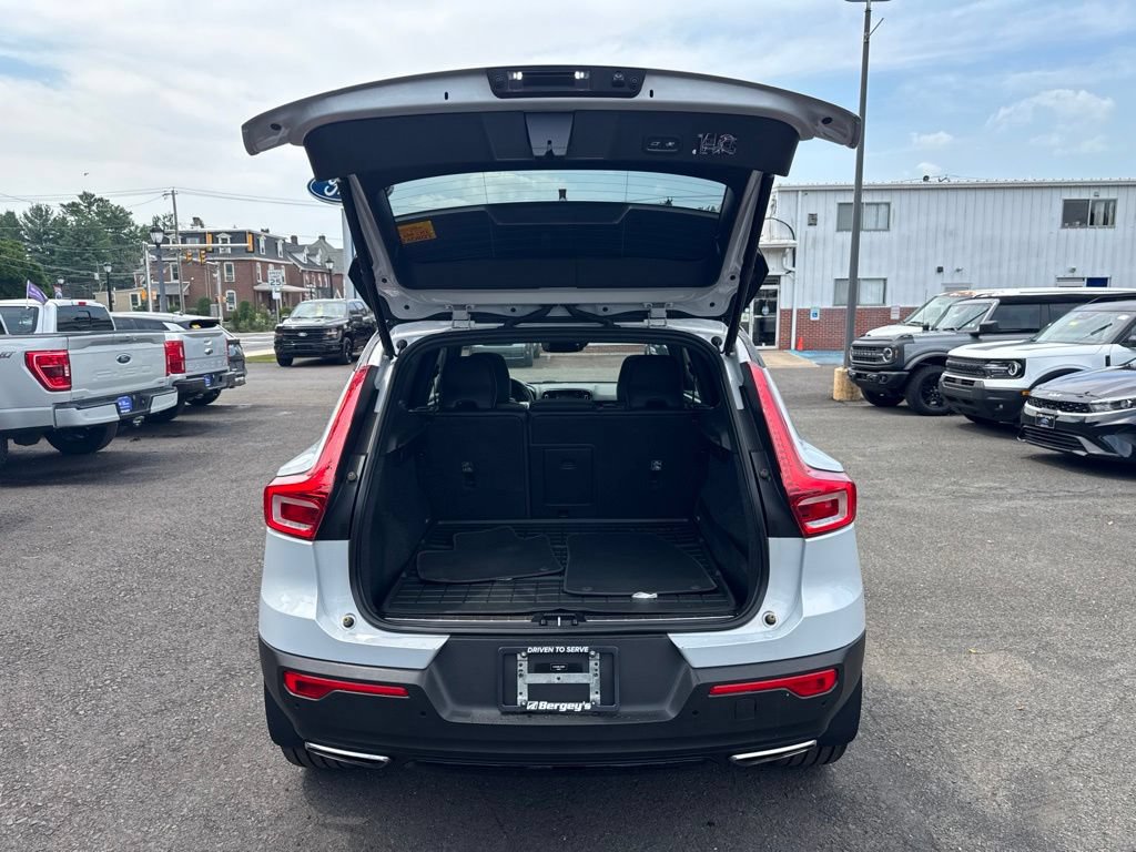 Used 2020 Volvo XC40 T5 R-Design w/ Protection Package AWD/4WD image 10