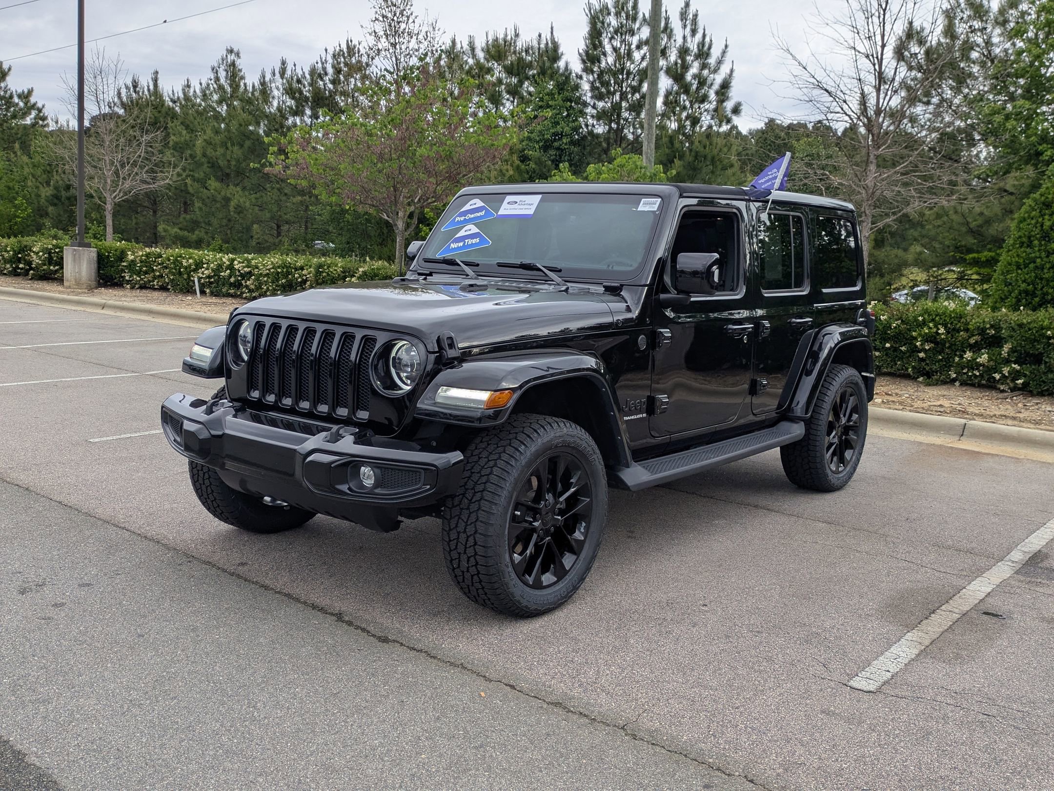 Used 2023 Jeep Wrangler Unlimited Sahara AWD/4WD image 8