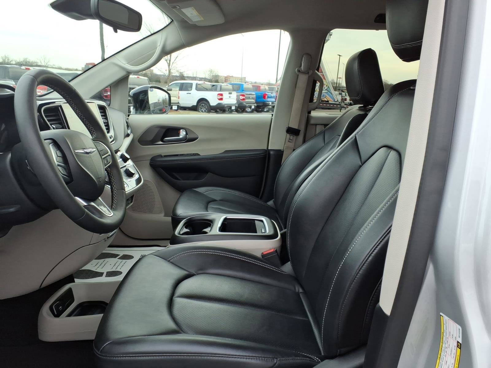 Used 2024 Chrysler Pacifica Touring-L image 10
