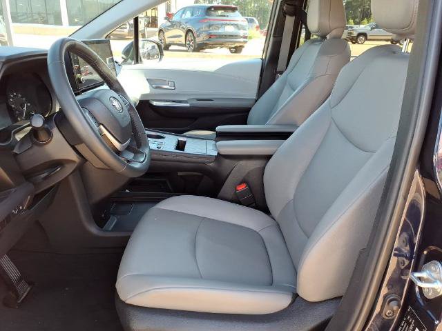 Used 2025 Toyota Sienna XLE FWD image 13