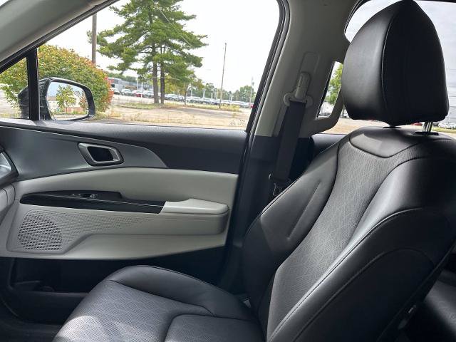 Used 2024 Kia Carnival LX FWD image 19