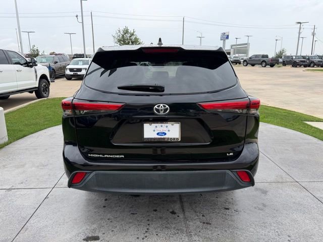 Used 2023 Toyota Highlander LE FWD image 2