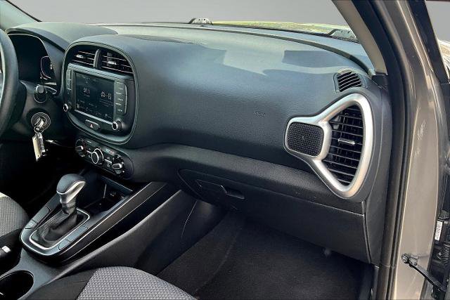 Used 2025 Kia Soul LX w/ LX Technology Package FWD image 17