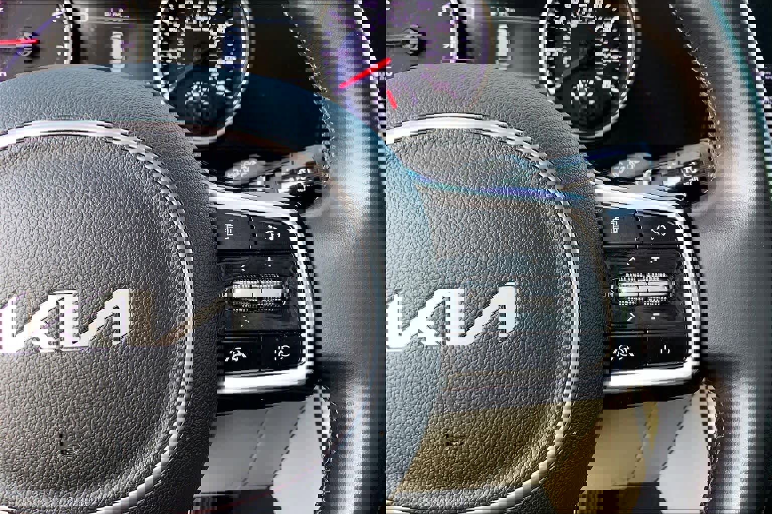 Used 2023 Kia Carnival LX image 23