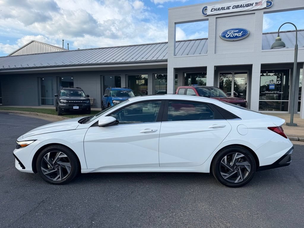 Used 2025 Hyundai Elantra SEL FWD image 2