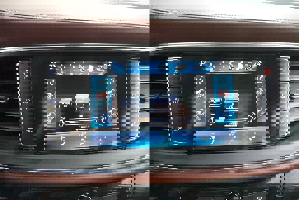 Used 2018 Buick Enclave Avenir w/ Avenir Technology Package AWD/4WD image 19