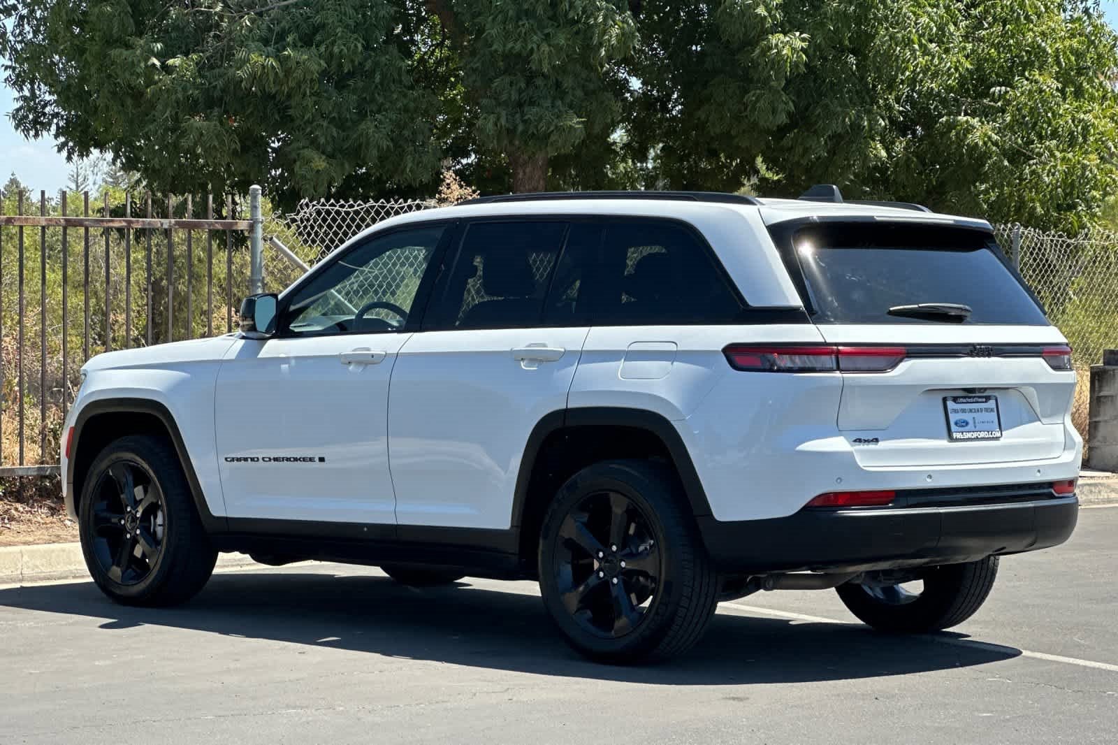 Used 2023 Jeep Grand Cherokee Altitude image 3