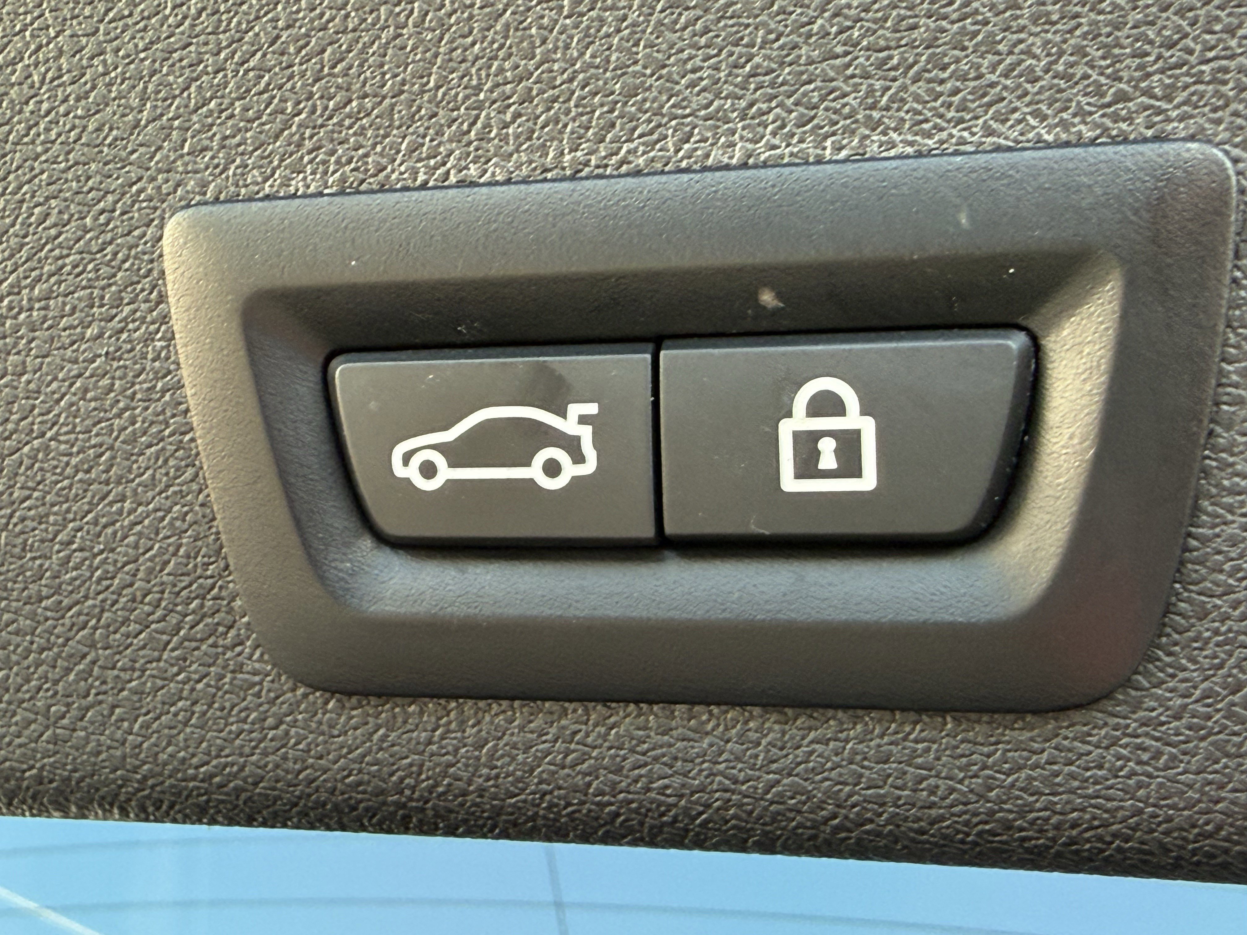 Used 2022 BMW X6 xDrive40i w/ M Sport Package image 14