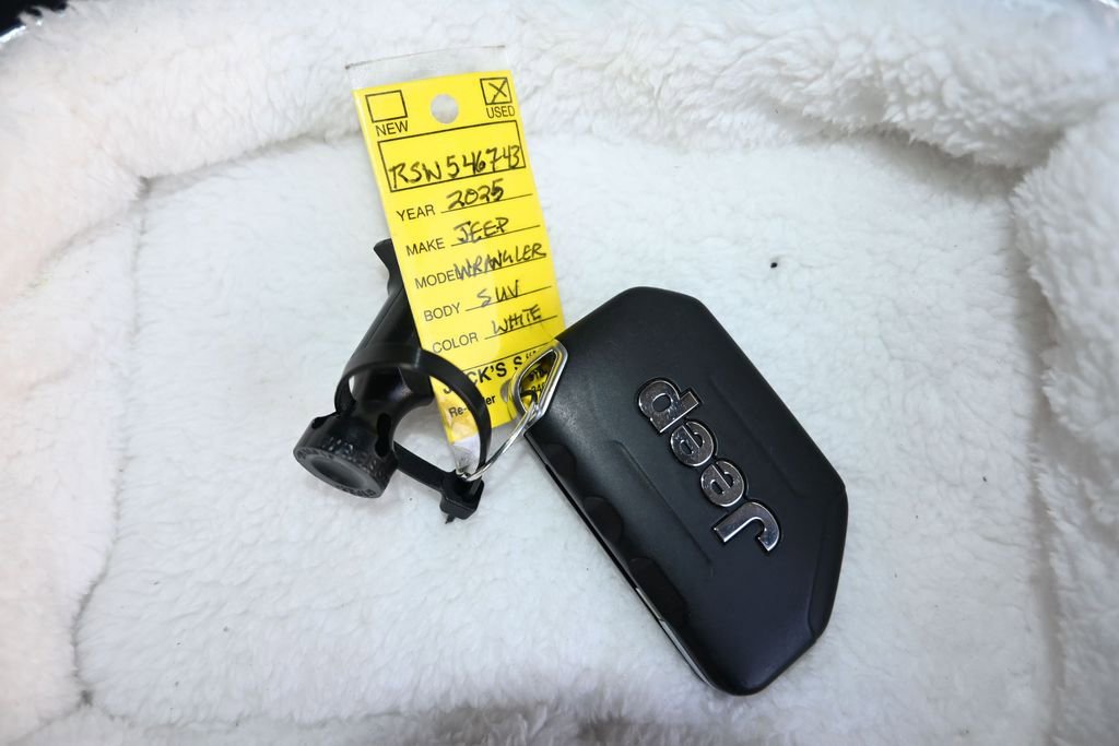 Used 2025 Jeep Wrangler Sahara AWD/4WD image 21