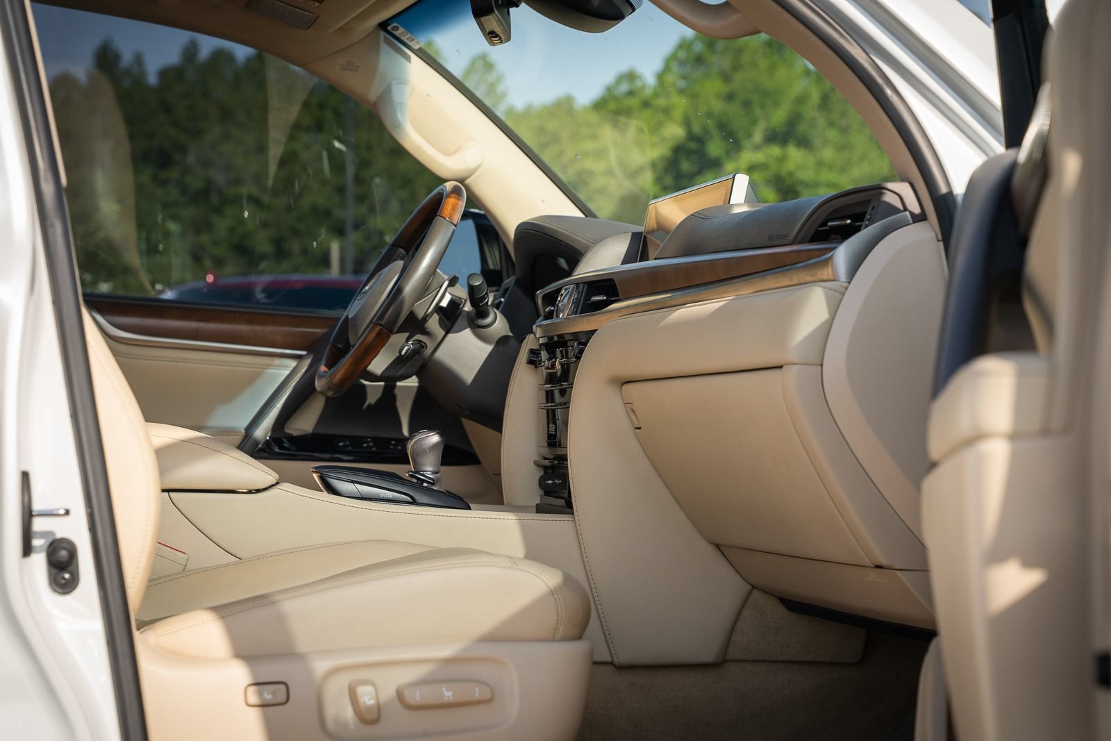 Used 2020 Lexus LX 570 4WD w/ Luxury Package image 17