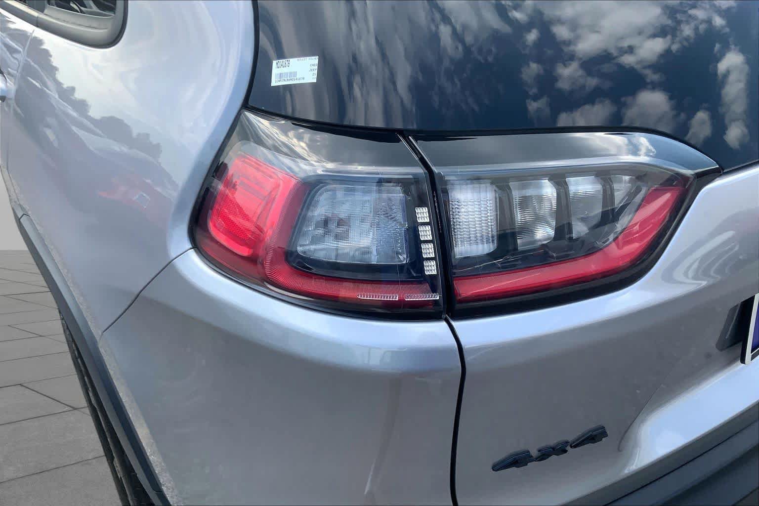 Used 2021 Jeep Cherokee Latitude Plus AWD/4WD image 28
