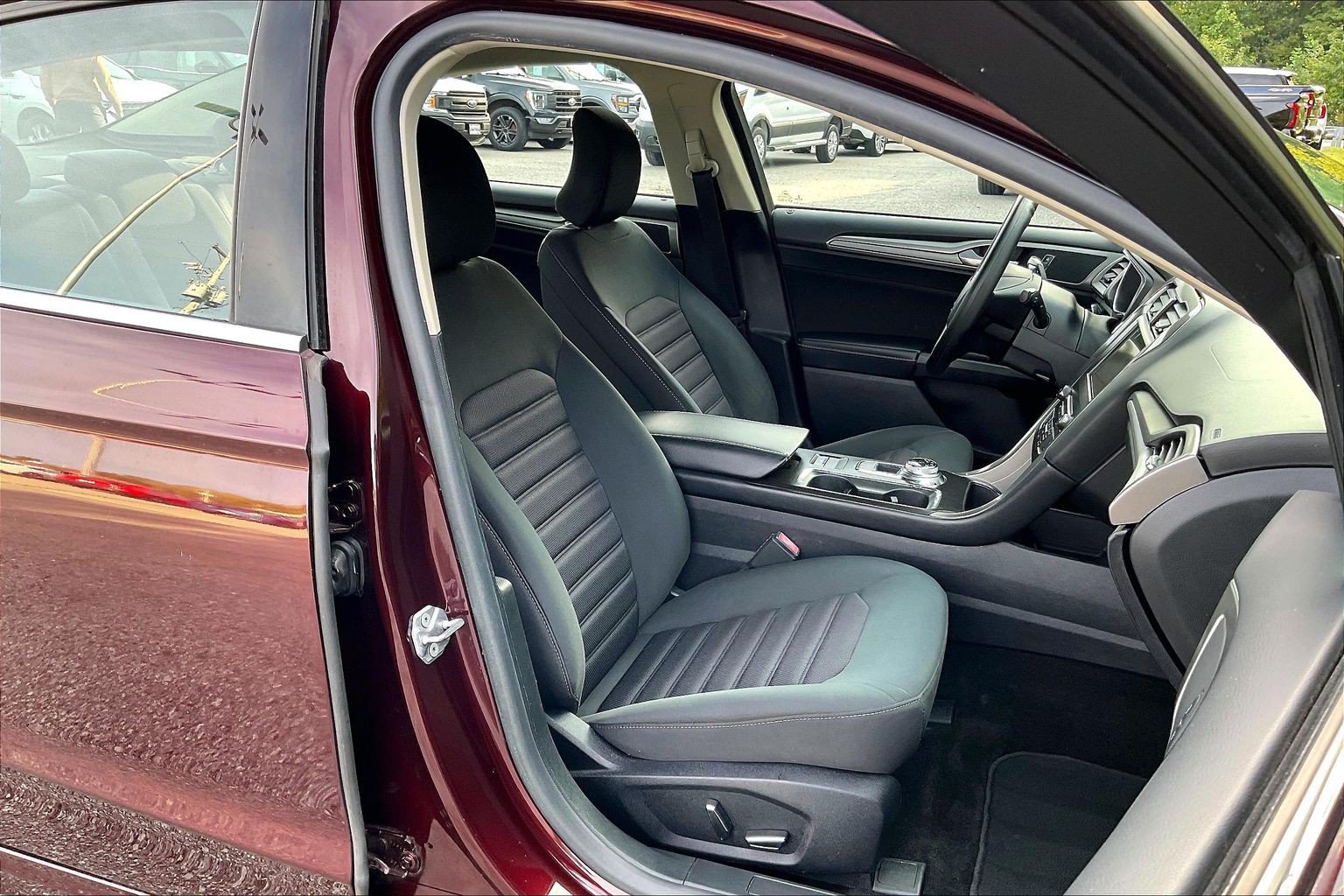 Certified 2017 Ford Fusion SE w/ Fusion SE Technology Package FWD image 7