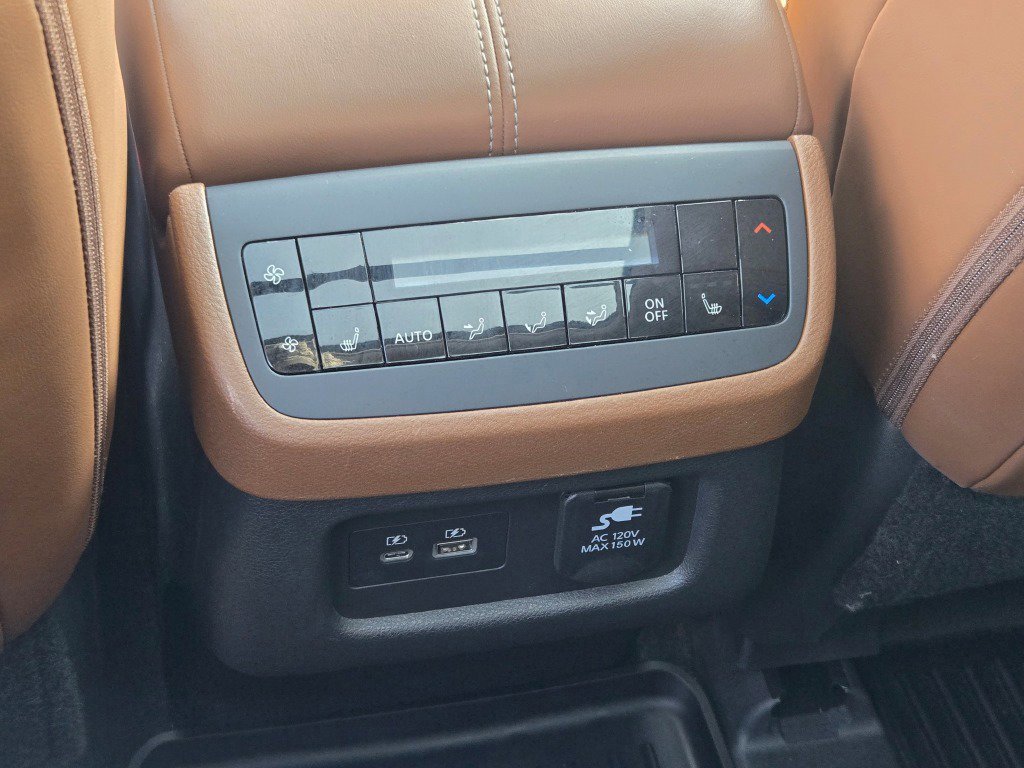 Used 2024 Nissan Pathfinder Platinum image 18