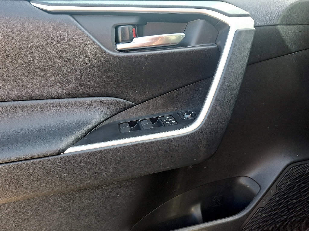 Used 2021 Toyota RAV4 XLE w/ Convenience Package FWD image 10