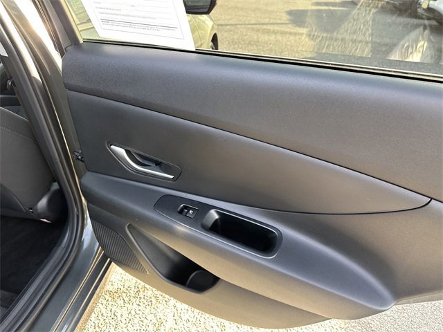 Used 2025 Hyundai Elantra SE image 39