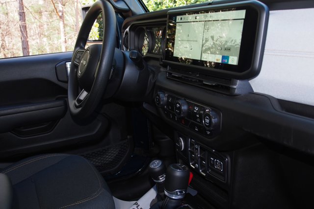 Used 2025 Jeep Gladiator Sport image 11