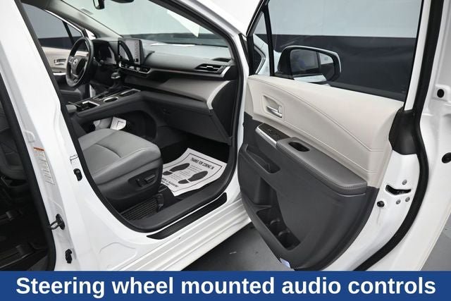 Used 2024 Toyota Sienna XLE FWD image 16