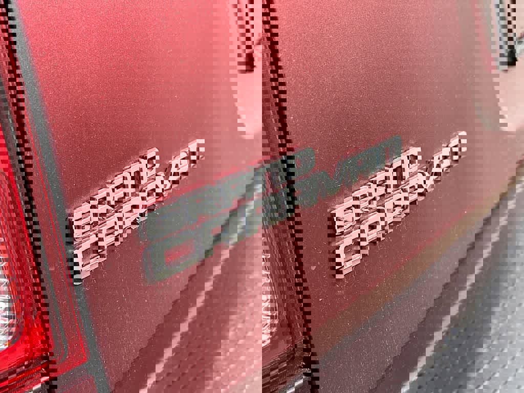 Used 2018 Dodge Grand Caravan SE w/ UConnect Hands-Free Group image 7