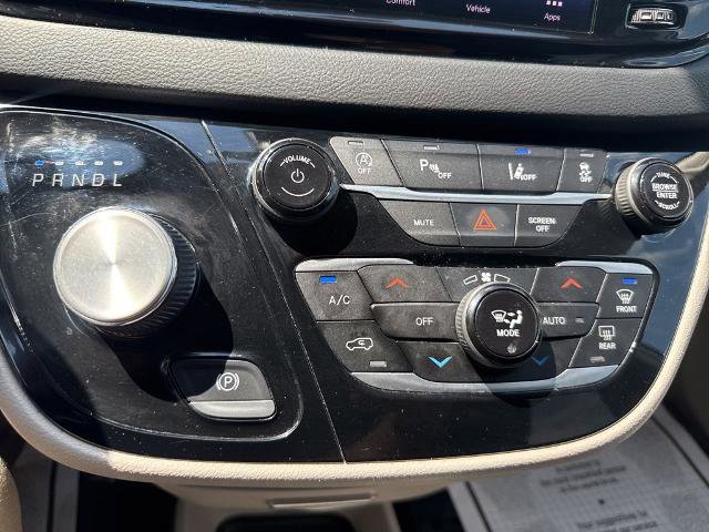Used 2023 Chrysler Pacifica Touring-L FWD image 16