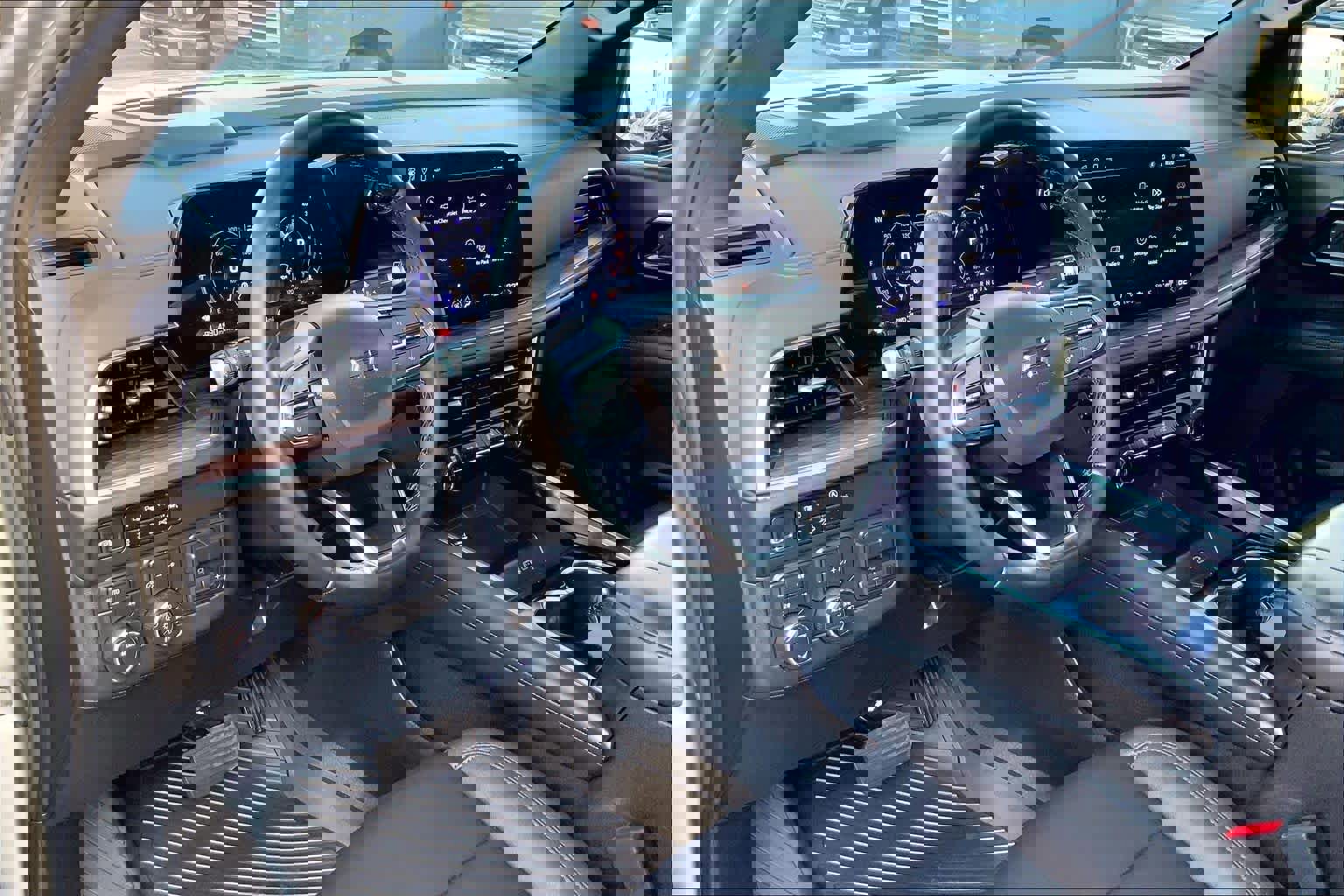 Used 2025 Chevrolet Suburban Z71 w/ Comfort Package image 15