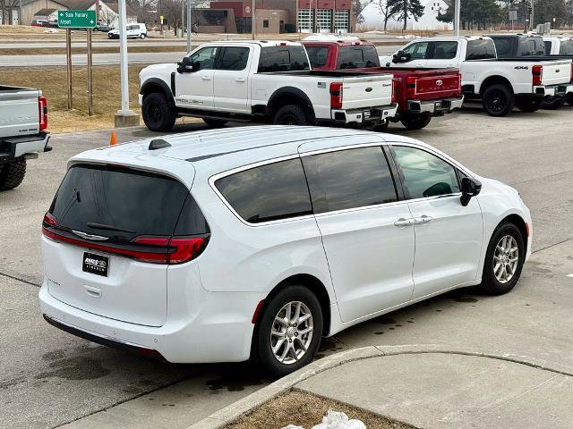 Used 2025 Chrysler Pacifica Select image 3