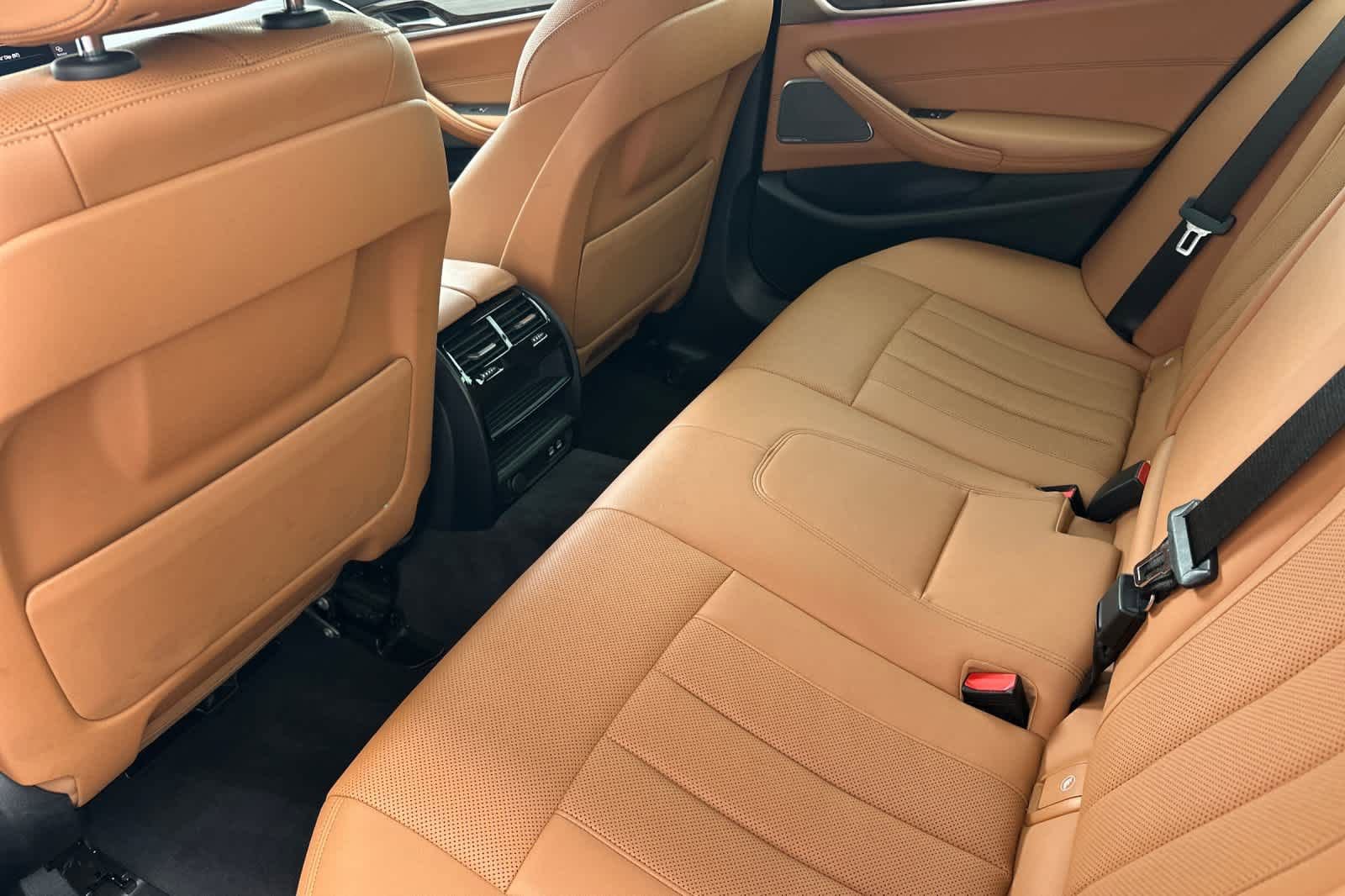 Used 2021 BMW 530i w/ Premium Package RWD image 4