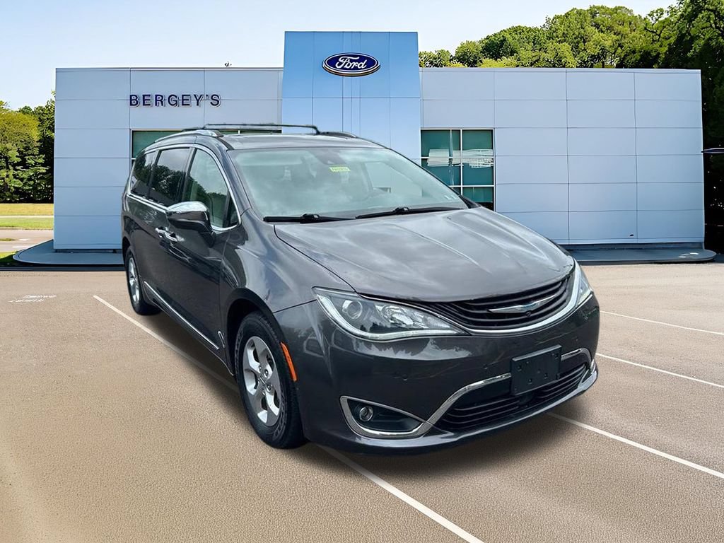 Used 2017 Chrysler Pacifica Platinum FWD image 3