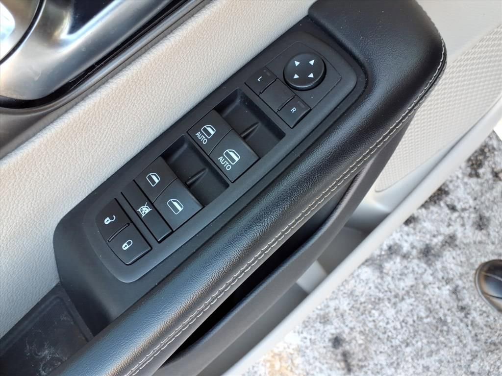 Used 2022 Chrysler Pacifica Touring-L image 15