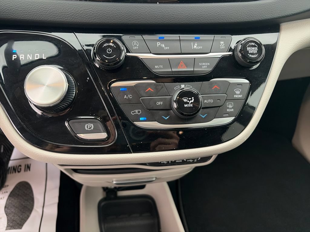 Used 2023 Chrysler Pacifica Touring-L FWD image 24