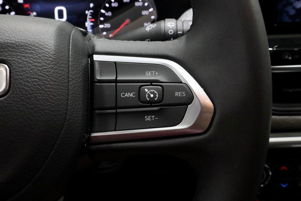 Used 2025 Jeep Compass Latitude AWD/4WD image 27