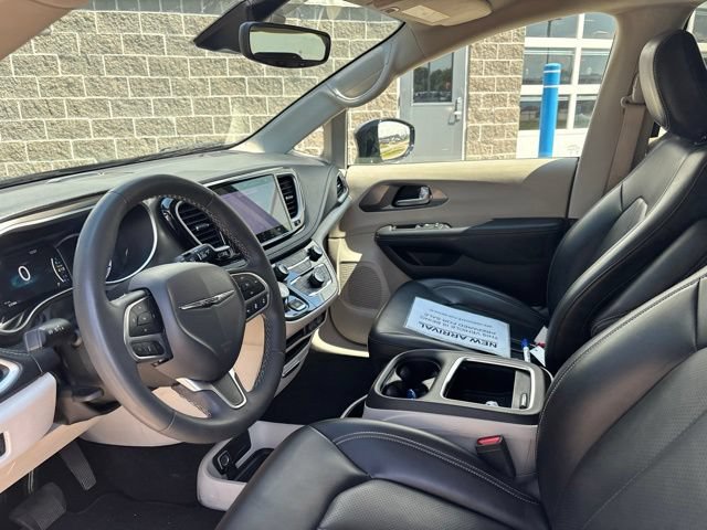 Used 2024 Chrysler Pacifica Limited FWD image 15