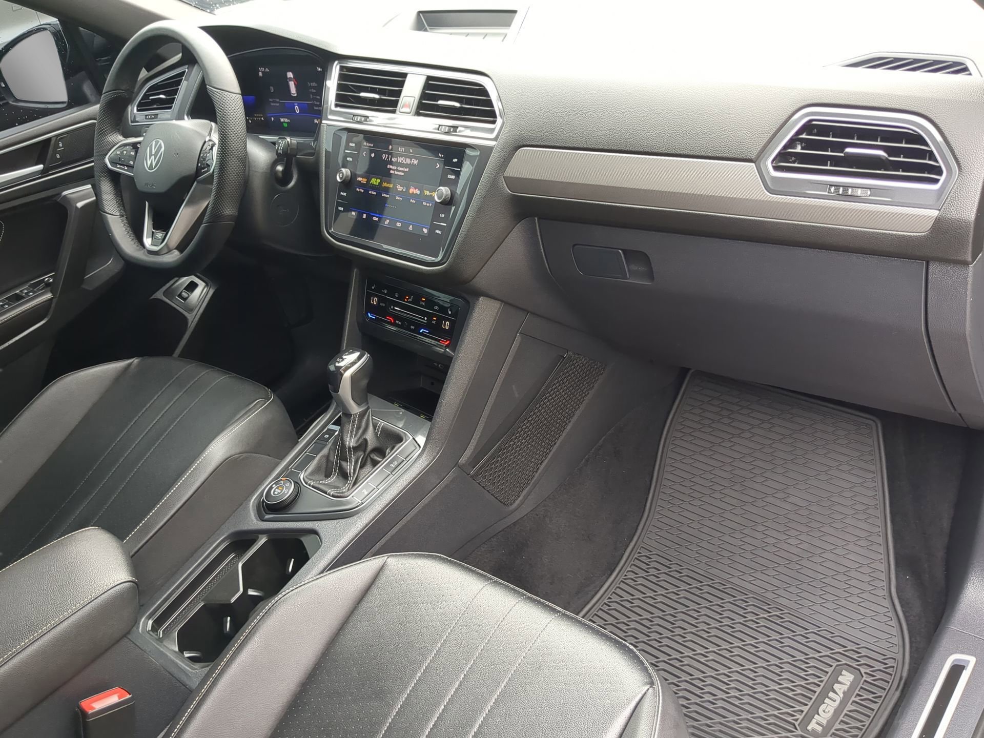 Used 2022 Volkswagen Tiguan SE R-Line image 37