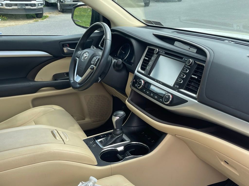 Used 2019 Toyota Highlander XLE AWD/4WD image 16