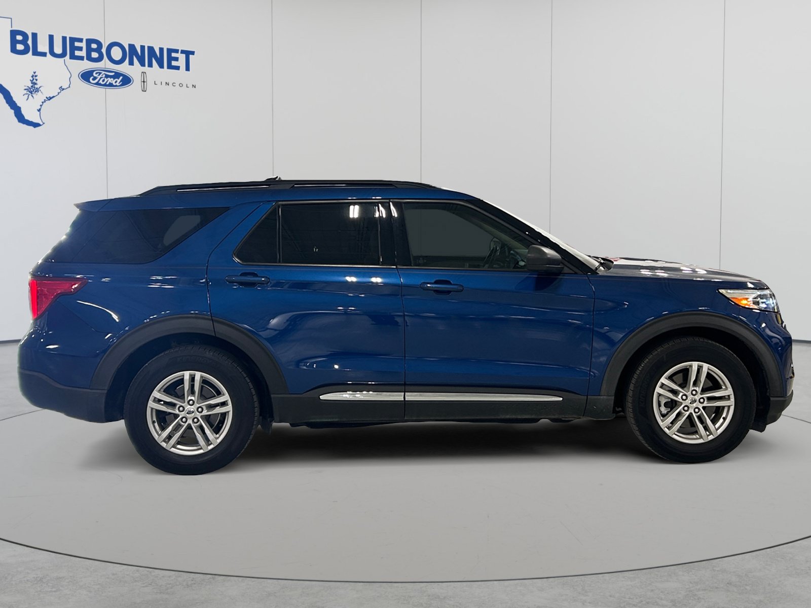 Certified 2022 Ford Explorer XLT w/ Equipment Group 202A RWD image 3