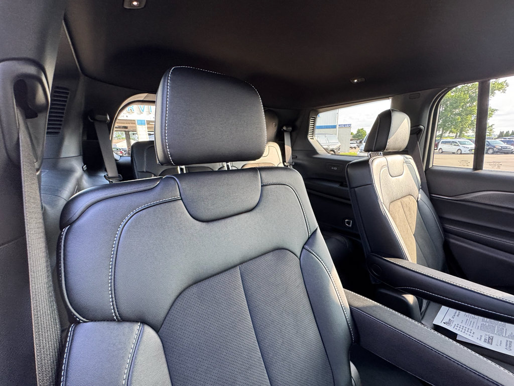 Used 2023 Jeep Grand Cherokee L Laredo AWD/4WD image 18