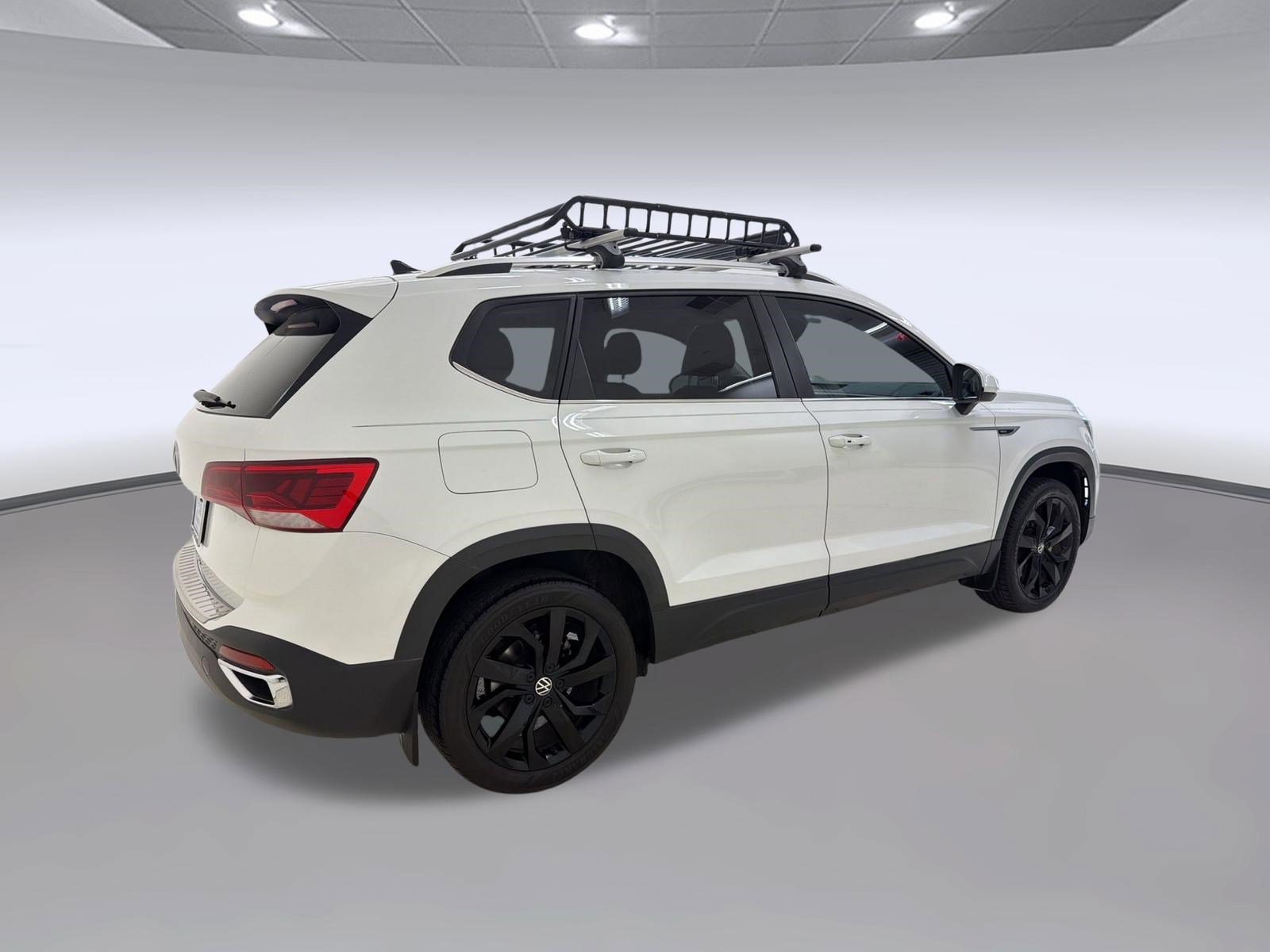 Used 2024 Volkswagen Taos SE w/ Black Wheel Package FWD image 9