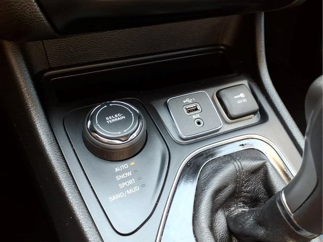 Used 2019 Jeep Cherokee Limited AWD/4WD image 23