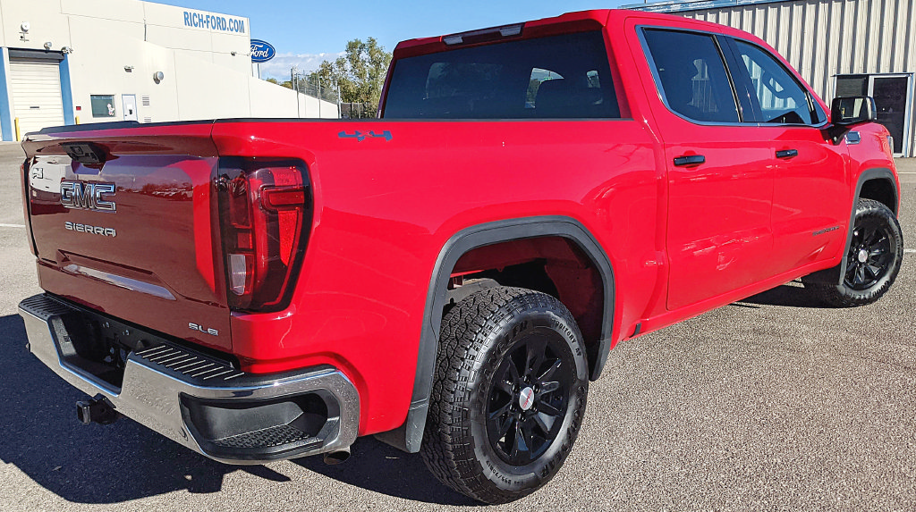 Used 2023 GMC Sierra 1500 SLE AWD/4WD image 3