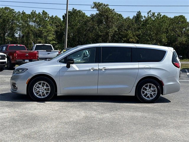 Used 2024 Chrysler Pacifica Touring-L image 7