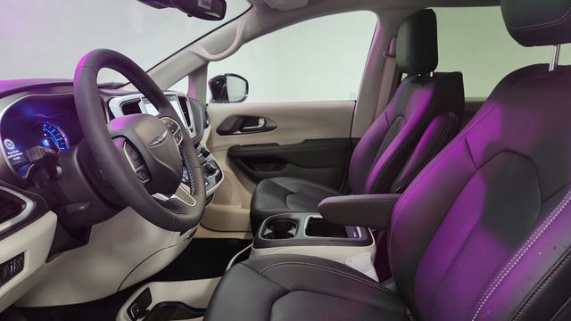 Used 2024 Chrysler Pacifica Select image 10