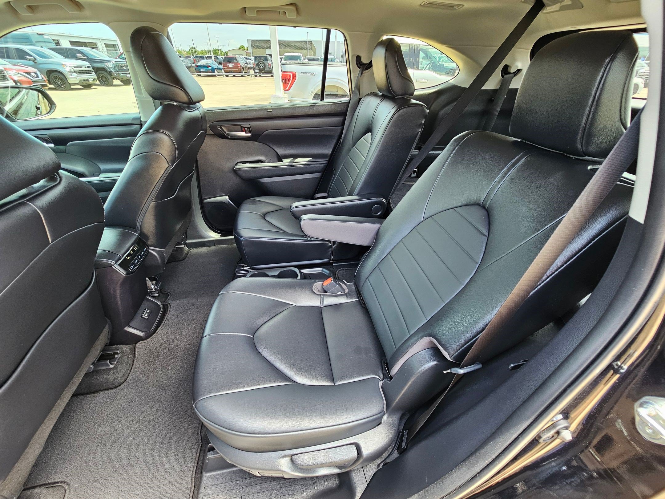 Used 2023 Toyota Highlander XLE FWD image 27
