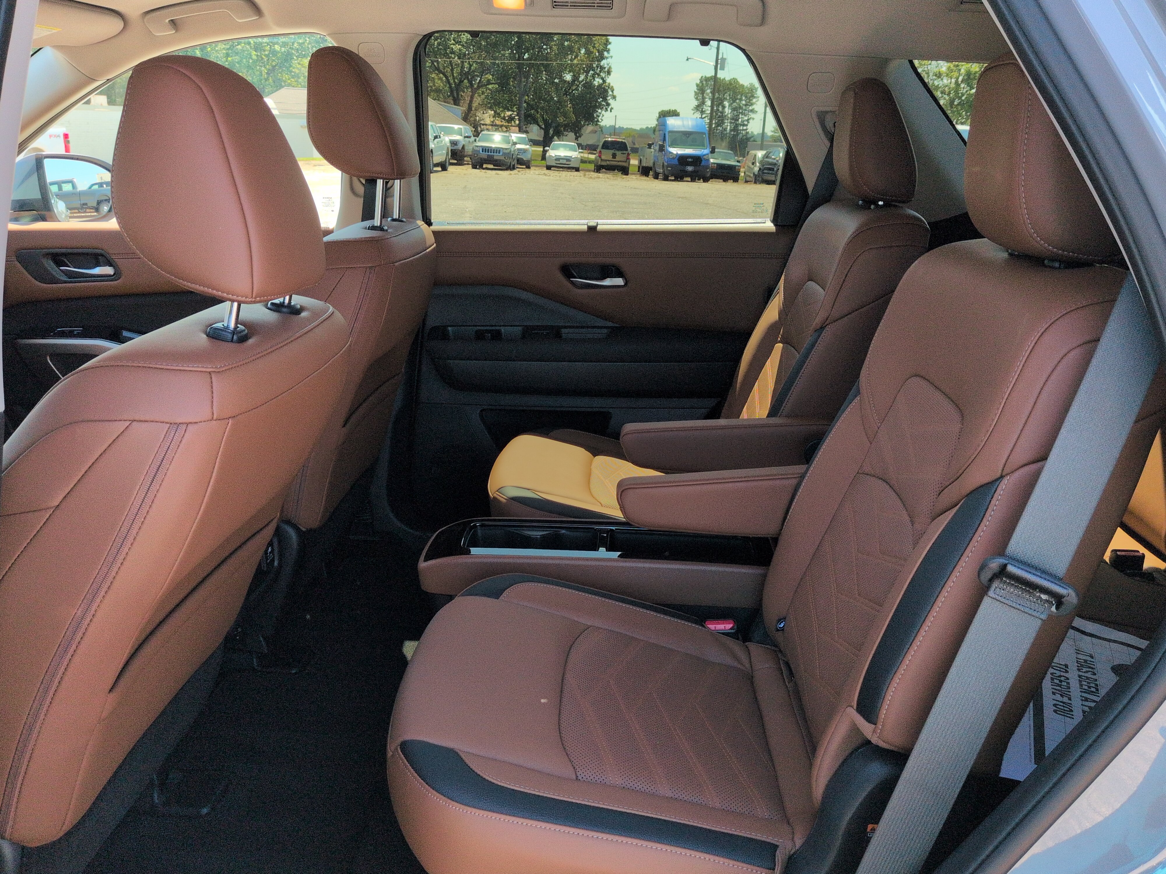 Used 2025 Nissan Pathfinder Platinum FWD image 12