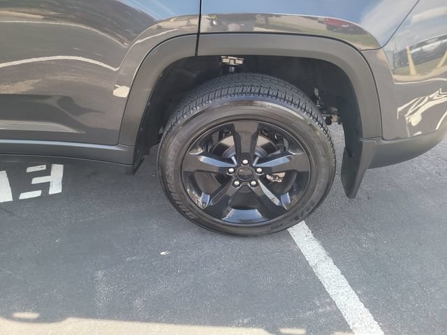 Used 2025 Jeep Grand Cherokee Altitude AWD/4WD image 9